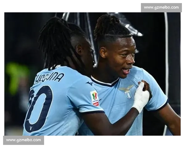 激情四溢的绿茵场上，足球比赛引爆全场，挑战与荣耀的巅峰对决即将上演