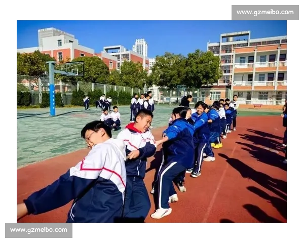 激烈拔河比赛中的团队协作与拼搏精神记录